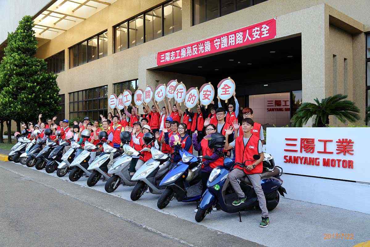 暑假到! 三陽志工擦亮旅遊景點反光鏡 守護大眾行的安全 暑假到! 三陽志工擦亮旅遊景點反光鏡 守護大眾行的安全