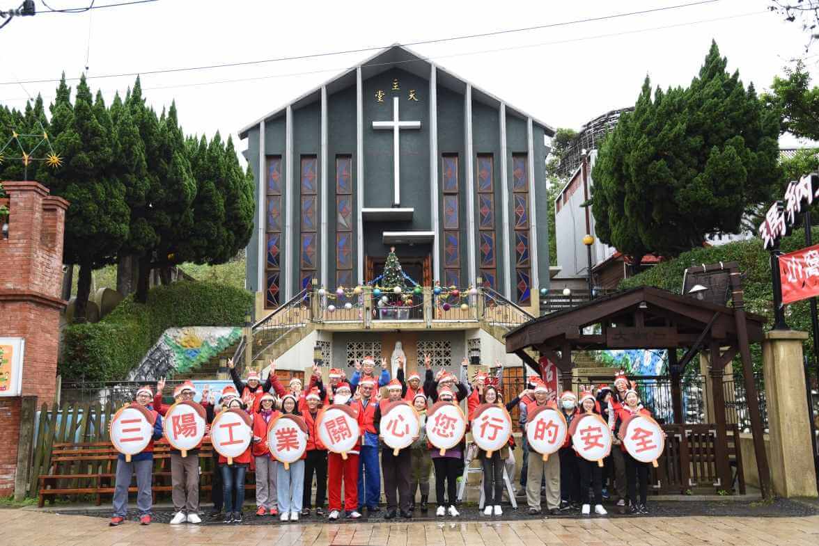 三陽志工聖誕節這樣做 路人停車大讚好 聖誕老人擦路鏡 三陽志工報佳音 三陽志工聖誕節這樣做 路人停車大讚好 聖誕老人擦路鏡 三陽志工報佳音