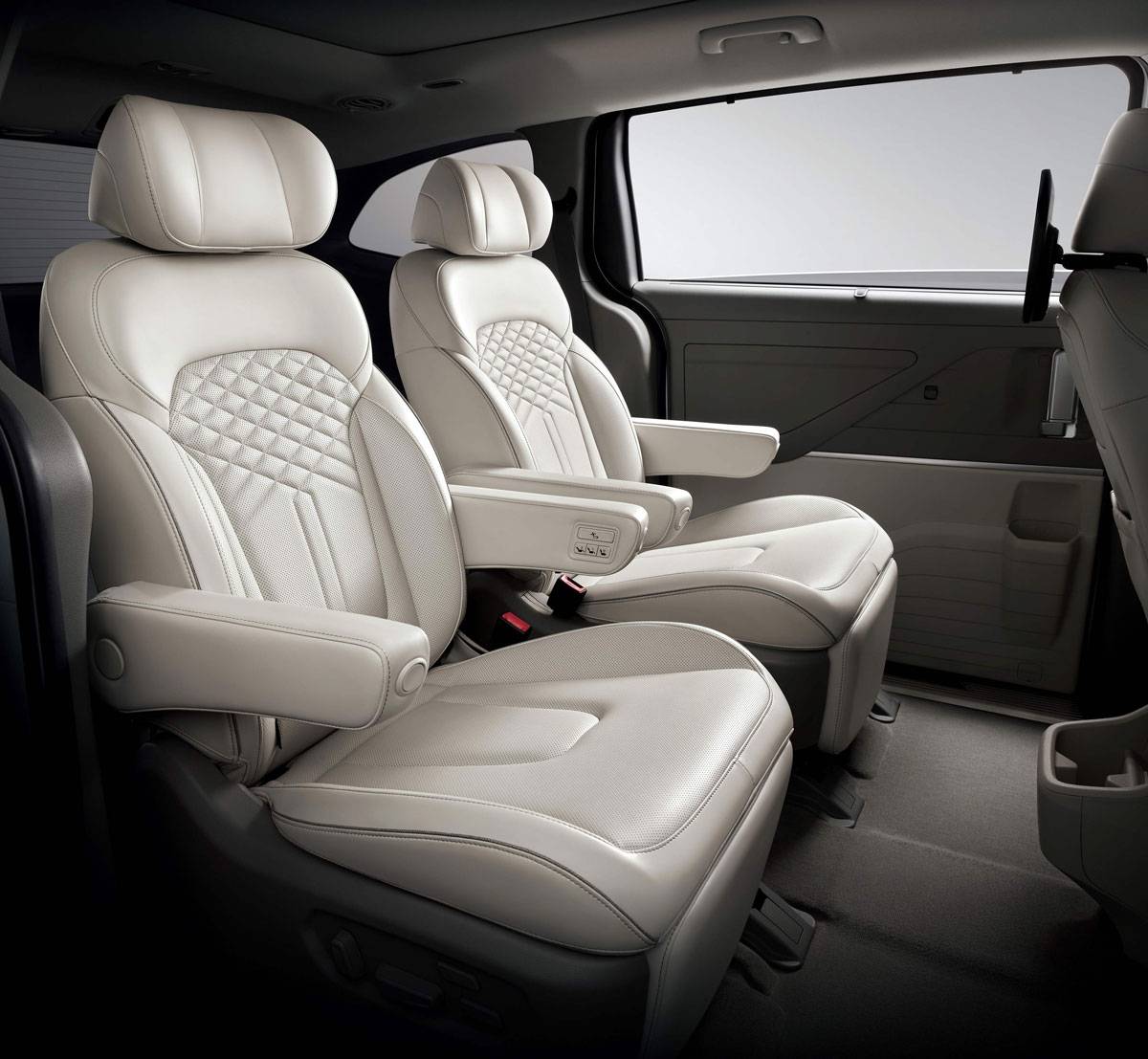 HYUNDAI CUSTIN Royal 尊榮上市 雙色美學與 VIP 頭等座艙升級 打造高質感尊榮 MPV 新選擇